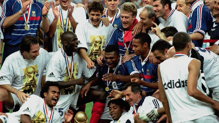 L'&eacute;quipe de France de football, le 12 juillet 1998, au Stade de France, f&ecirc;tant sa victoire. (FARNOOD / SIPA )