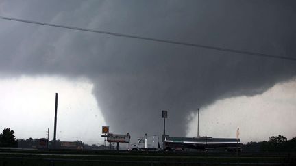 Une tornade &agrave; Tuscaloosa, dans l'Alabama, le 27 avri 2011. Les Etats-Unis sont r&eacute;guli&egrave;rement frapp&eacute;s par ce ph&eacute;nom&egrave;ne m&eacute;t&eacute;orologique.&nbsp; (DUSTY COMPTON / AP / SIPA)