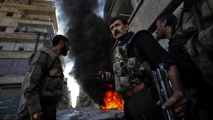 Des rebelles syriens, dans les quartiers nord d'Alep, le 13 novembre 2012. (JAVIER MANZANO / AFP)