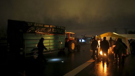 Des agriculteurs s'appr&ecirc;tent &agrave; passer la nuit sur un pont de Nantes, samedi 9 janvier 2016, afin de protester contre le projet d'a&eacute;roport de Notre-Dames-des-Landes (Loire-Atlantique). (STEPHANE MAHE / REUTERS)