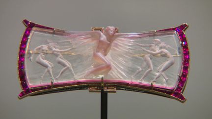 Une broche "Nymphe rose", un exemple du mariage entre matière noble et usuelle que produisait René Lalique lors de ses créations. (FRANCE 3)