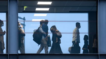 Des exfiltrés de Kaboul (Afghanistan) arrivent à l'aéroport de Roissy-Charles de Gaulle (Val-d'Oise), le 18 août 2021. (MERYL CURTAT / HANS LUCAS)