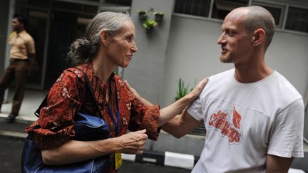 H&eacute;l&egrave;ne Le Touzey et son fils Micha&euml;l Blanc, le 19 avril 2011, &agrave; la prison de Cipinang &agrave; Jakarta (Indon&eacute;sie). (ROMEO GACAD / AFP)