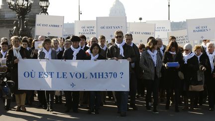 Une marche silencieuse est organis&eacute;e par le comit&eacute; de soutien MH370 en France, le 8 mars 2015 &agrave; Paris.&nbsp; (THOMAS SAMSON / AFP)