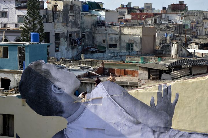 Le petit garçon cubain collé par JR regarde les toits de La Havane (11 avril 2019)
 (Yamil Lage / AFP)