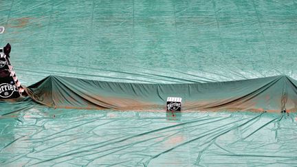 La pluie tombe sur les bâches du court Philippe-Chatrier (ERIC LALMAND / BELGA MAG)