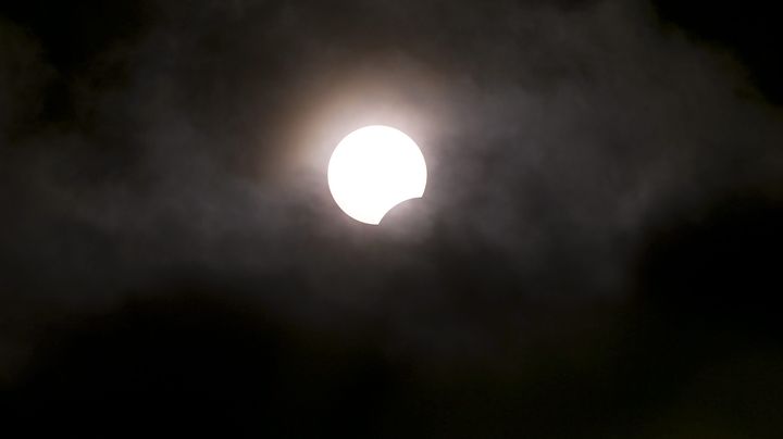 L'eclipse (tr&egrave;s) partielle, dans le ciel de Lisbonne, au Portugal. (MAXPPP)