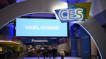 Des participants portent des masques faciaux lors des préparatifs du Consumer Electronics Show (CES) au Las Vegas Convention Center de Las Vegas, Nevada, le 3 janvier 2022. (PATRICK T. FALLON / AFP)