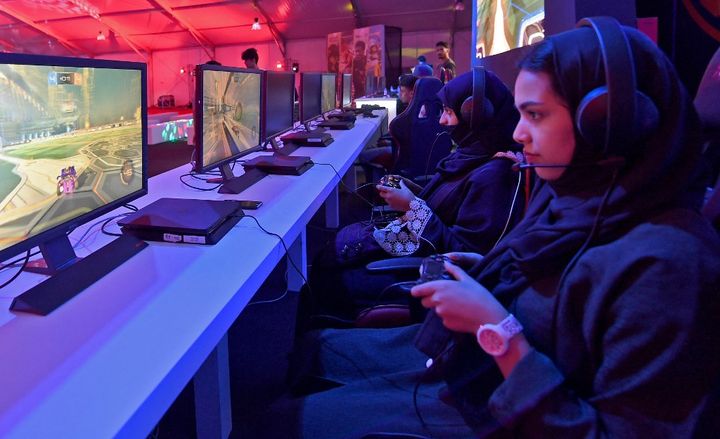 Des jeunes saoudiennes dans une gaming house dans la station balnéaire de Jeddah au bord de la Mer Rouge, le 15 mai 2019.&nbsp; (AMER HILABI / AFP)