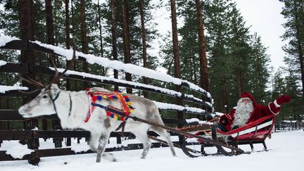 Le p&egrave;re no&euml;l et son traineau, le 15 d&eacute;cembre 2011 &agrave;&nbsp;Rovaniemi (Finlande). (JONATHAN NACKSTRAND / AFP)