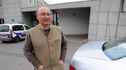 Xavier Kemlin, arri&egrave;re petit-fils de Geoffroy Guichard, devant un commissariat de Saint-Etienne (Loire), le 13 mars 2013. (CLAUDE ESSERTEL / MAXPPP)