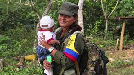 Une ex-guérillera des Farc rejoint une zone de démobilisation dans le nord-est de la Colombie afin d'y rendre son arme et son uniforme, conformément à l'accord de paix. (Jesus Colorado / AFP)