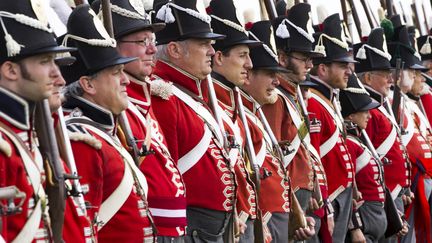 Des passionn&eacute;s en costume participent aux comm&eacute;morations du bicentenaire de la bataille de Waterloo (Belgique), le 17 juin 2015. (YVES HERMAN / REUTERS)