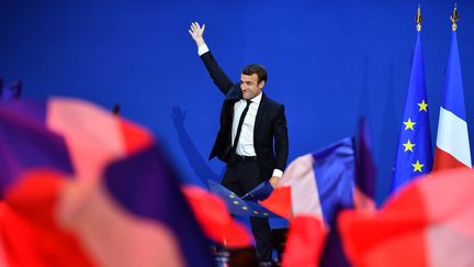 Emmanuel Macron, le 23 avril 2017 devant la foule de ses partisans réunis au Parc des expositions de Paris.&nbsp; (MUSTAFA YALCIN / ANADOLU AGENCY / AFP)