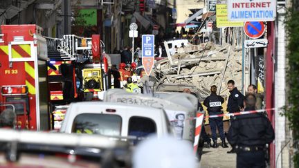 Pompiers et policiers établissent un périmètre de sécurité autour des immeubles qui se sont effondrés à Marseille lundi 5 novembre. (GERARD JULIEN / AFP)