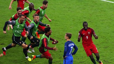 Trois jours plus tard, le 10 juillet, les espoirs de grandeur s’effondrent. L’équipe de France chute en finale de l’Euro contre le Portugal après les prolongations (1-0). "Grizou" finit meilleur buteur et est désigné meilleur joueur du tournoi. Maigres consolations. (THIBAULT CAMUS/AP/SIPA / AP)