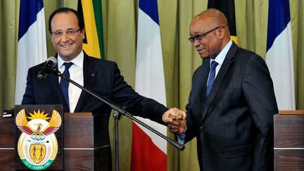 Fran&ccedil;ois Hollande et le pr&eacute;sident sud-africain, Jacob Zuma, lors d'une conf&eacute;rence de presse &agrave; Pretoria (Afrique du Sud), le 14 octobre 2013. (ALEXANDER JOE / AFP)