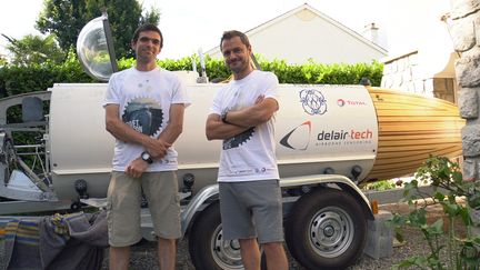 Michaël de Lagarde et&nbsp;Antoine Delafargue,&nbsp;lors de la préparation de leur sous-marin à pédales, à Pau (Pyrénées-Atlantiques),&nbsp;le 23 juillet 2016. (GAEL BRELET / FRANCETV INFO)