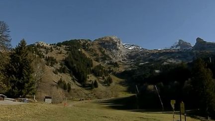 Reconfinement : en attendant le retour des clients, des guides de haute montagne préparent l'hiver