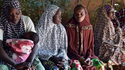 Des femmes souffrant de fistule obstétricale dans les locaux de l'ONG Dimol, à Niamey (Niger), le 19 février 2016. (ISSOUF SANOGO / AFP)