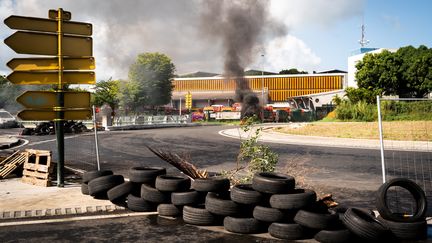 Le blocage du rond-point de perrin Les Abymes mené par des militants de l'Union générale des travailleurs de Guadeloupe (UGTG) pour portester contre l'obligation vaccinale des soignants, mercredi 17 novembre 2021. (CARLA BERNHARDT / AFP)