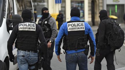 Des policiers du Raid cagoulés patrouillent dans les rues de Saint-Denis (Seine-Saint-Denis), le 18 novembre 2015.&nbsp; (LIONEL BONAVENTURE / AFP)