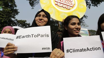 Ces militantes de Dhaka (Bangladesh) portaient un message "de la Terre pour Paris". Le pays est particulièrement affecté par les inondations liées à la montée du niveau des océans. (ABIR ABDULLAH / EPA / AFP)