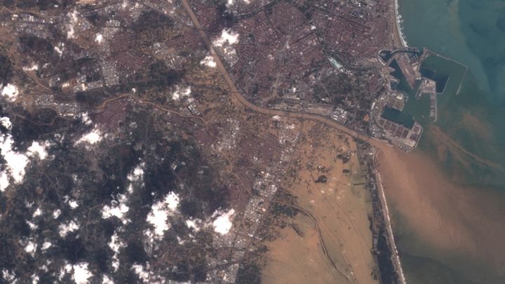 Cette image satellite montre la ville de Valence (Espagne), le 31 octobre 2024, avec à droite les importants rejets dans la mer, consécutifs aux inondations. (SENTINEL HUB / AFP)