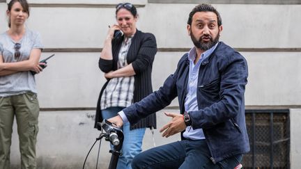 L'animateur Cyril Hanouna,&nbsp;se rendant à vélo à sa convocation au secrétariat d'Etat chargé de l'Egalité entre les femmes et les hommes, le 31 mai 2017. (MAXPPP)