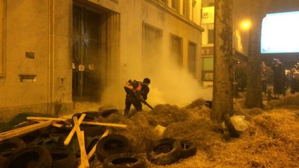 Devant la MSA de Pau, les manifestants ont recouvert le sol de plumes de canards et de paille. (RADIO FRANCE/MARGAUX STIVE)