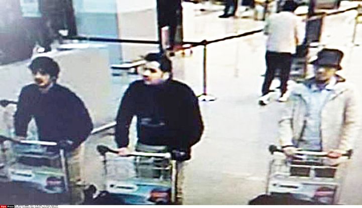 Image de vidéosurveillance montrant Najim Laachraoui&nbsp;à gauche, Ibrahim El Bakraoui&nbsp;et un homme au chapeau encore recherché&nbsp;dans le hall de l'aéroport de&nbsp;Bruxelles&nbsp;le&nbsp;22 mars 2016 (POLICE FEDERALE BELGE / SIPA)