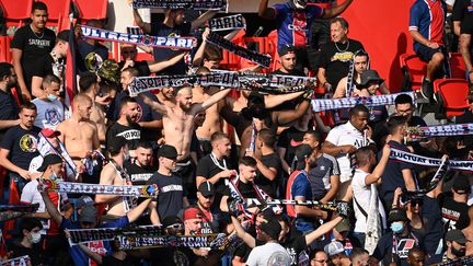 Un groupe de supporters parisiens lors du match amical PSG - Wasseland-Beveren le 17 juillet au Parc des Princes (ANNE-CHRISTINE POUJOULAT / AFP)