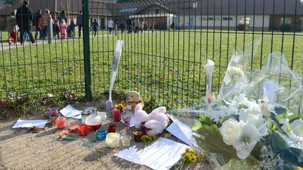 Devant le groupe scolaire Charles Juliet &agrave; Jujurieux (Ain), le 28 novembre 2014, au lendemain de la mort de Mathias, 9 ans.&nbsp; (MAXPPP)