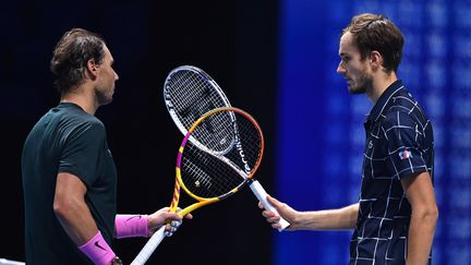 Daniil Medvedev et Rafael Nadal&nbsp;lors des Masters, le 21 novembre 2020, à Londres. (GLYN KIRK / AFP)