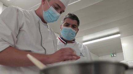 Malgré la crise, le secteur de l'apprentissage reste en progression. Le prolongement des aides de l'État pour le recrutement d'alternants est une bonne nouvelle pour les apprentis et les entreprises. (CAPTURE ECRAN FRANCE 2)