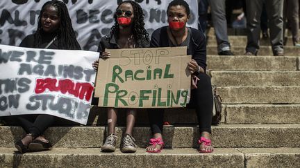 Manifestation d'étudiants contre le racisme à Johannesburg en Afrique du Sud, le 18 octobre 2016. (GIANLUIGI GUERCIA / AFP)