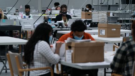 Comptage des bulletins de vote à Lawrenceville (Géorgie) des élections américaines, le 7 novembre 2020. (ELIJAH NOUVELAGE / GETTY IMAGES NORTH AMERICA VIA AFP)