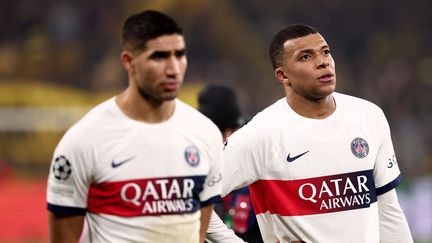 Achraf Hakimi et Kylian Mbappé lors du match face au Borussia Dortmund le 13 décembre 2023. (FRANCK FIFE / AFP)