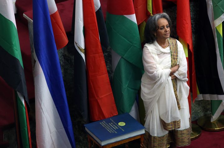 La première présidente de l'Ethiopie,&nbsp;Sahle-Work Zewde, se tenant près de la Constitution au Parlement à Addis Abeba (Ehiopie) le 25 octobre 2018.&nbsp; (MINASSE WONDIMU HAILU/ ANADOLU AGENCY)