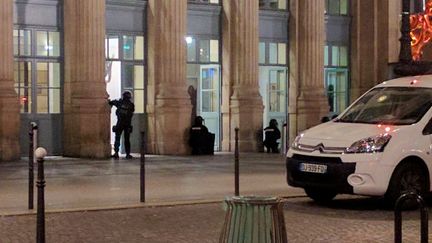 Des policiers en position à l'entrée de la gare du Nord à Paris, le 8 mai 2017.&nbsp; (REUTERS)