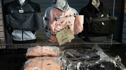 Des vêtements contrefaits sont exposés sur le marché aux puces de Saint-Ouen, en banlieue parisienne, le 14 décembre 2023. (THOMAS SAMSON / AFP)