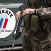 Un militaire de l'opératiion Sentinelle devant un véhicule siglé Vigipirate, le 25 juillet 2016, à Vincennes (Val-de-Marne). (IAN LANGSDON / AFP)