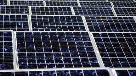 Panneaux solaires. Le Maroc se lance dans la production d'énergie d'origine solaire, grâce à un ensoleillement maximum dans le sud du pays. (JEFF PACHOUD / AFP)