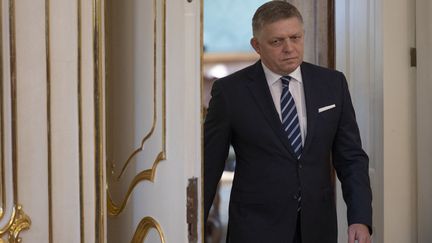 Le nouveau Premier ministre slovaque, Robert Fico, le 25 octobre 2023 au palais présidentiel de Bratislava (Slovaquie). (TOMAS BENEDIKOVIC / AFP)