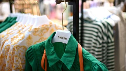 Vêtements Shein vendus dans un pop-up pairsien en mai 2023 (CHRISTOPHE ARCHAMBAULT / AFP)