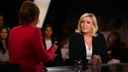 La candidate du Rassemblement national Marine Le Pen était l'invitée de l'émission "Elysée 2022", le&nbsp;3 mars 2022 sur France 2. (CHRISTOPHE ARCHAMBAULT / AFP)