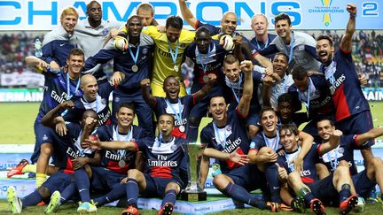 Les joueurs du PSG apr&egrave;s leur victoire lors du troph&eacute;e des champions, &agrave; Libreville (Gabon), le 3 ao&ucirc;t 2013. (FRANCK FIFE / AFP)