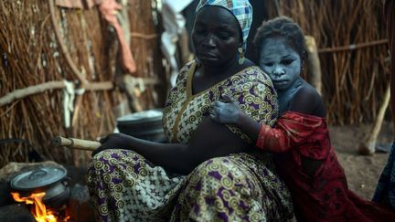 Habiba Alyu a 35 ans. En mai 2015, elle a fui avec sa fille Ayse la ville de Gwoza, dans l'Etat de Borno, situé au nord-est du Nigeria. Avec d'autres familles, elles ont trouvé refuge dans le camp Malkoli situé dans la ville de Yola Adamaoua. Comme d'autres enfants touchés par le conflit, Ayse aura du mal à aller en classe. Et ce, même si 400 écoles ont rouvert depuis octobre dans cet Etat, foyer de l'insurrection islamiste, qui sévit depuis six ans dans la région. Pour le directeur de l'Unicef, «plus ils restent déscolarisés, plus ils ont de risques d'être victimes d'abus et d'être recrutés par des groupes armés». L'enlèvement de 276 lycéennes à Chibok (au nord-est) le 14 avril 2014 avait provoqué une vague d'indignation dans le monde. Environ 200 d'entre elles sont toujours retenues par Boko Haram. (Mohammed Elshamy / Anadolu Agency)