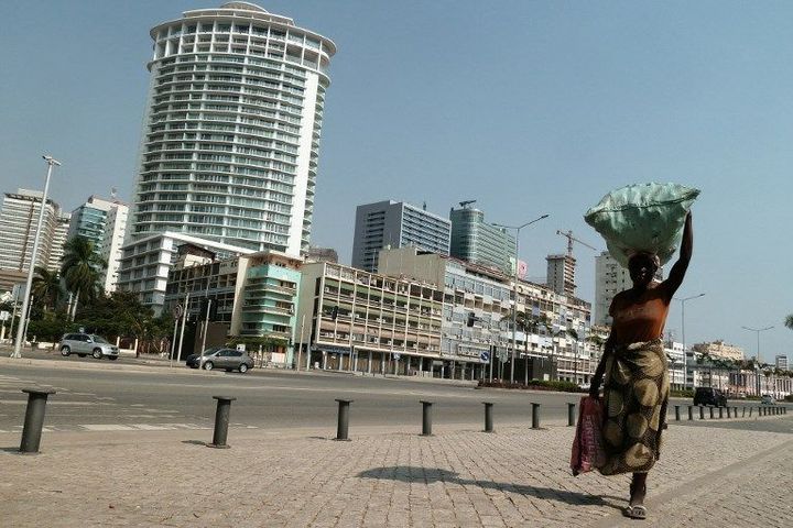 Sur le front de mer de Luanda, capitale de l'Angola, le 2 juin 2016 (BENJAMIN SHEPPARD / AFP)