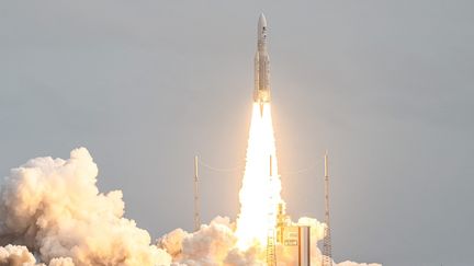 Le décollage d'une Ariane 5 avec la sonde spatiale Juice, à Kourou (Guyane), le 14 avril 2023. (AFP)